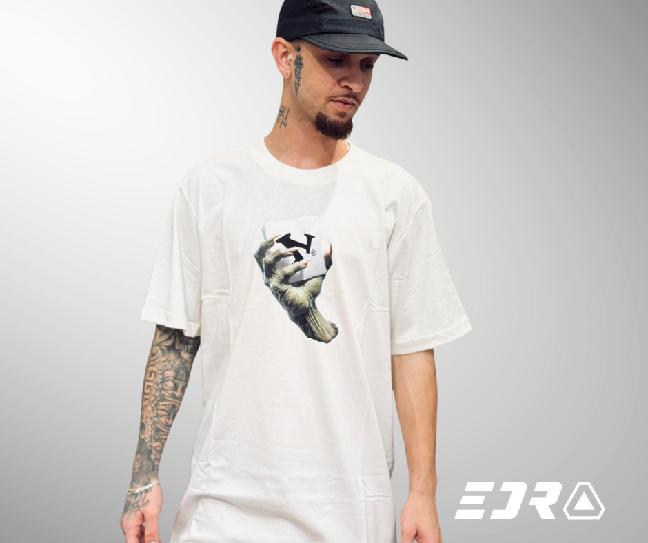 CAMISETA NEW CULTURE MONSTER HAND 1 CAMISETA NEW CULTURE MONSTER HAND